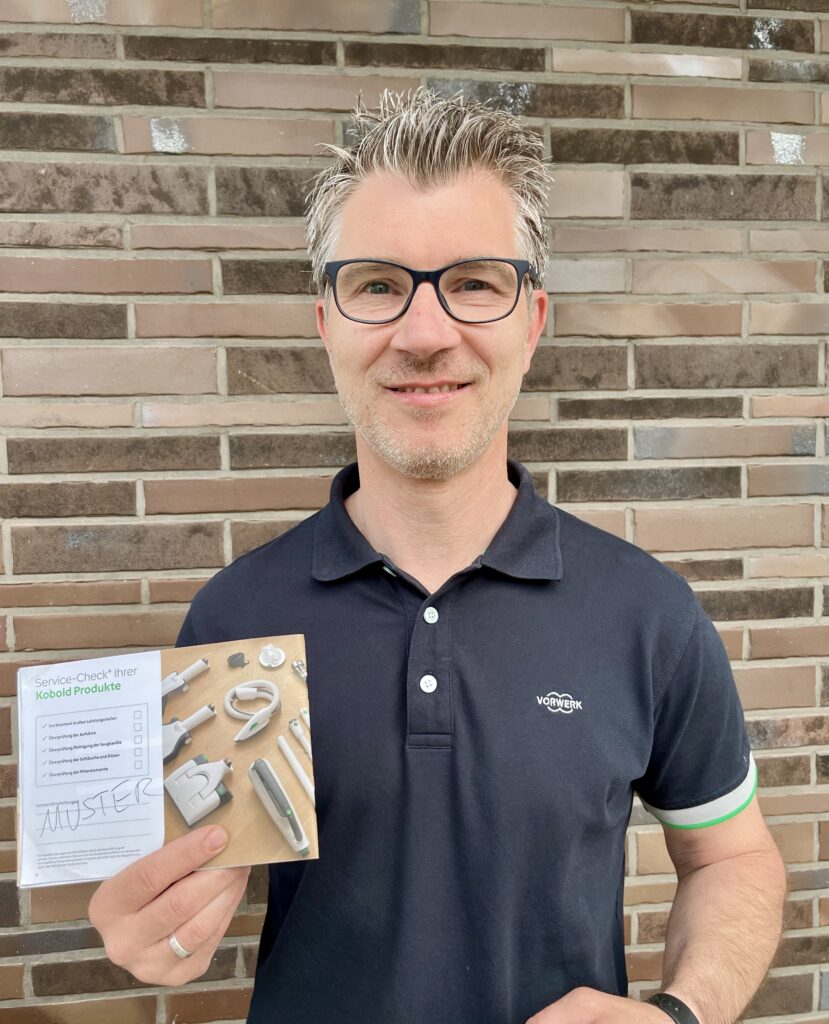 Bild Ralf mit Serviceheft Kobold Kundenberater Ralf Schneider